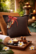 Coussin lin chocolat avec pampille signature ornée de poids Ashanti, ambiance spa bohème – MIYA