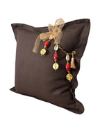 Coussin en lin chocolat MARRAKECH No.73 avec pampille signature MIYA et perles africaines rouges.