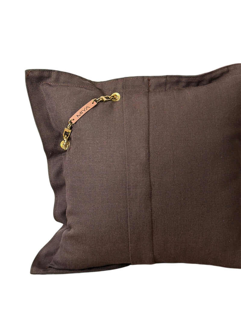 Housse de coussin en lin chocolat MARRAKECH No.73 avec fermeture portefeuille.