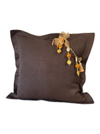 Coussin en lin chocolat MARRAKECH No.75 avec pampille signature MIYA et perles africaines jaunes.