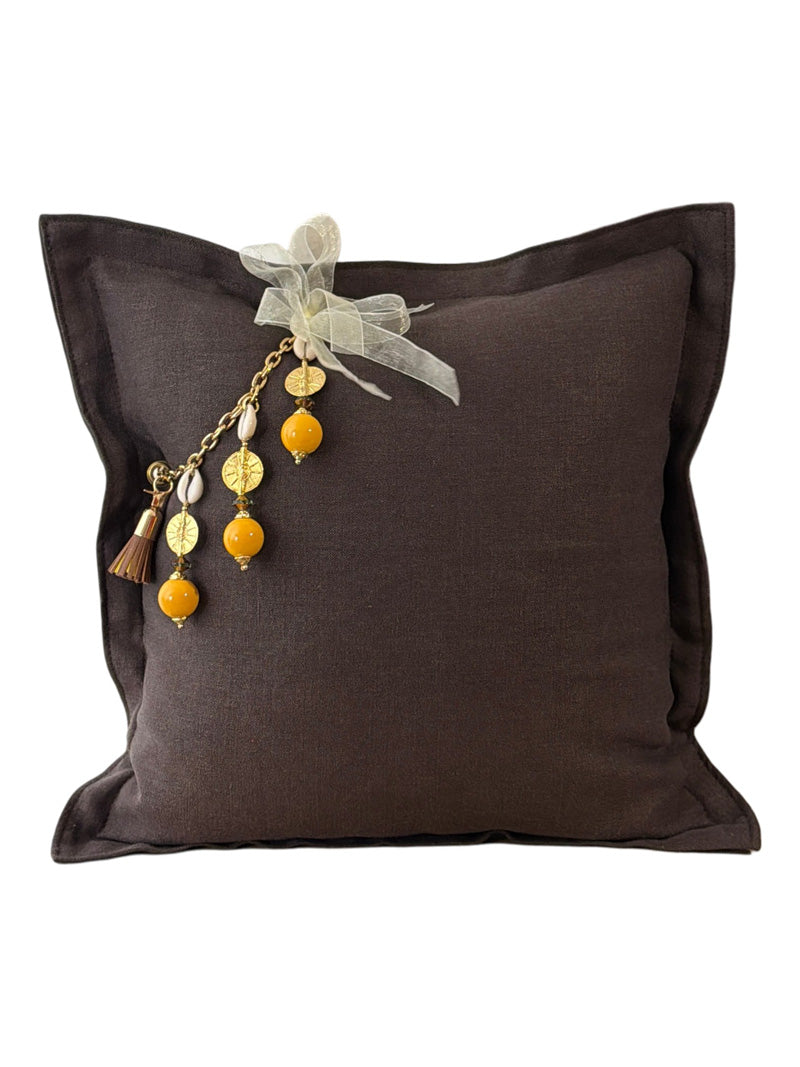Housse de coussin en lin chocolat MARRAKECH No.89 avec pampille MIYA et perles jaunes.