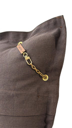 Dos de la housse de coussin en lin chocolat MARRAKECH No.89 avec fermeture portefeuille.