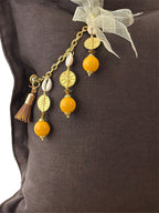 Coussin en lin chocolat MARRAKECH No.89 avec pampille signature MIYA et perles jaunes.