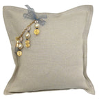 Coussin en lin lourd écru MIYA Zanzibar No.56 avec perles nacrées et poids Ashanti