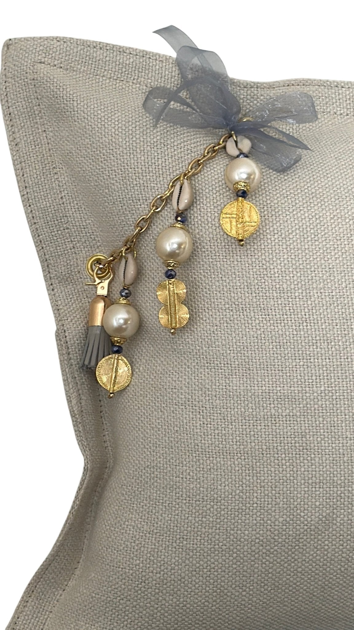 Détail de la pampille Zanzibar No.56 avec perles nacrées et poids Ashanti