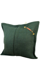 Dos du coussin vert émeraude MIYA avec finition textile artisanale et pampille signature MIYA ornée de poids Ashanti et perle