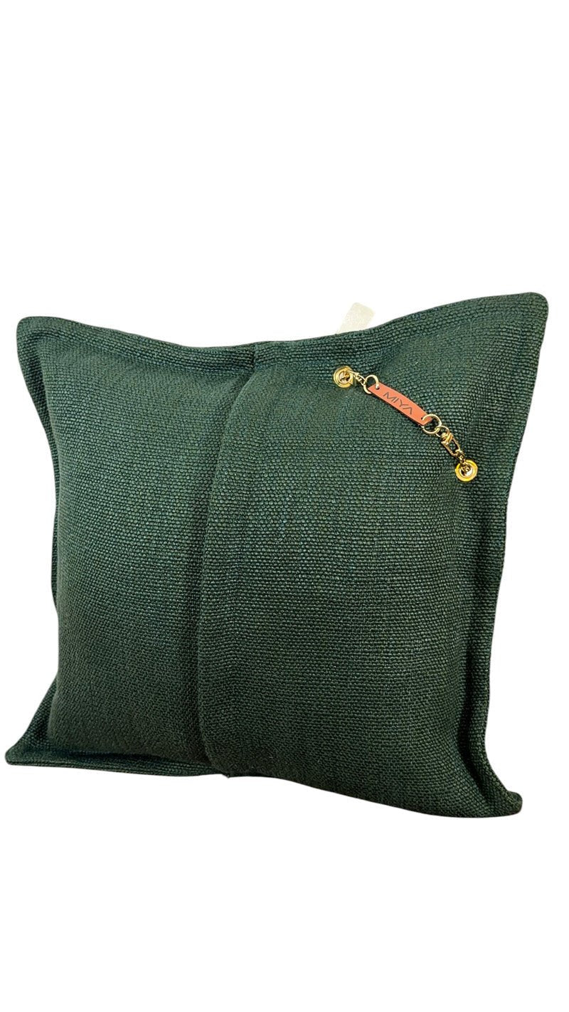 Dos du coussin vert émeraude MIYA avec finition textile artisanale et pampille signature MIYA ornée de poids Ashanti et perle