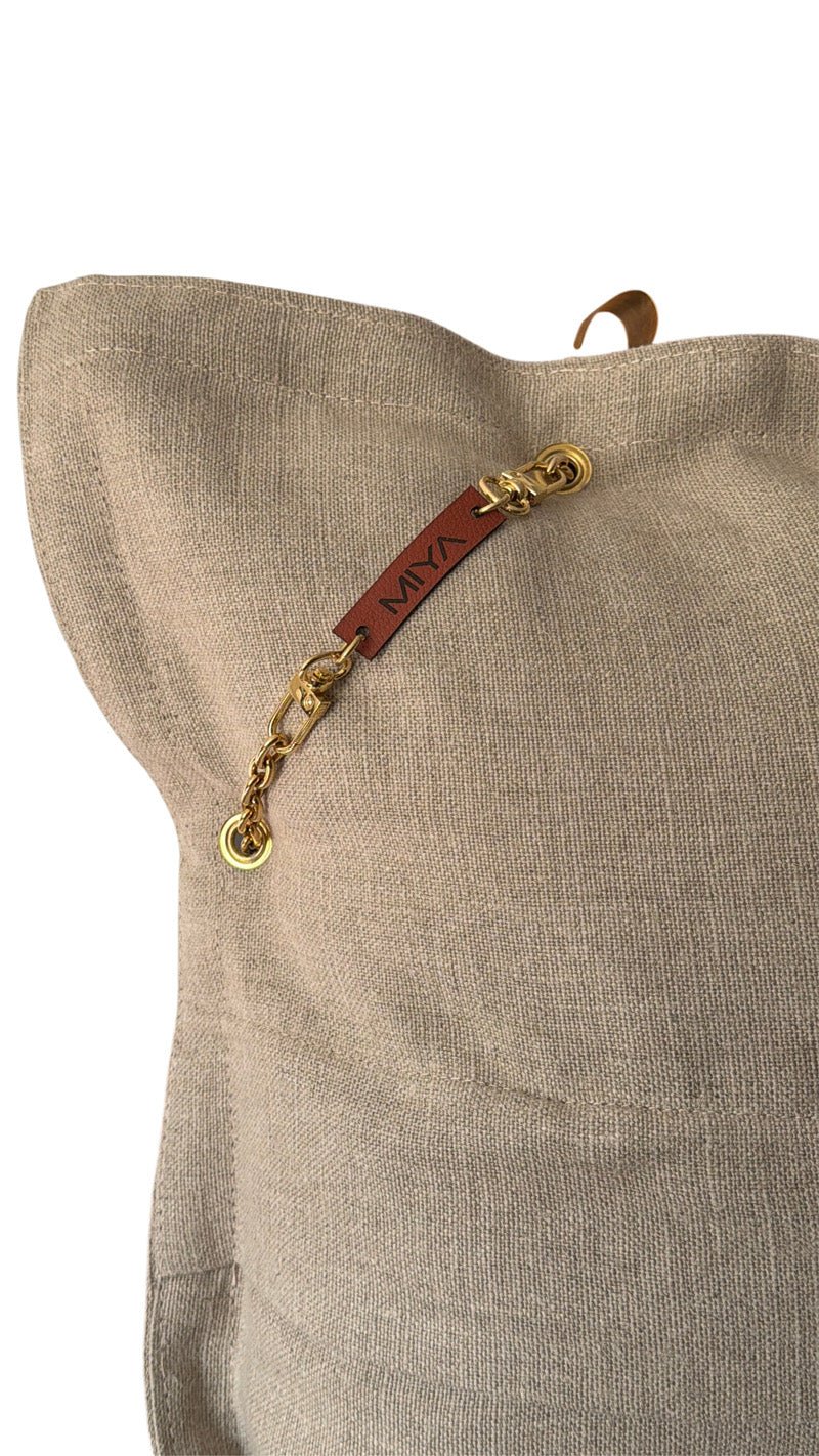 Dos du coussin en lin lourd grège BALI No.98 avec fermeture portefeuille et attache signature MIYA.