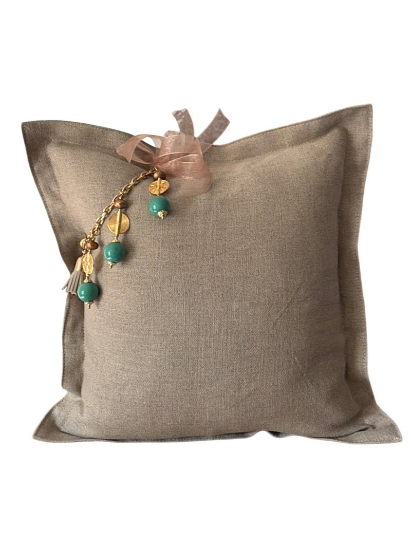 Coussin décoratif en lin lourd grège avec pampille signature vert d'eau MIYA