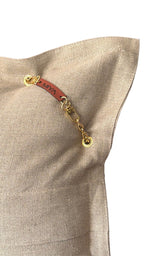 Dos du coussin en lin grège avec attache en cuir signature MIYA