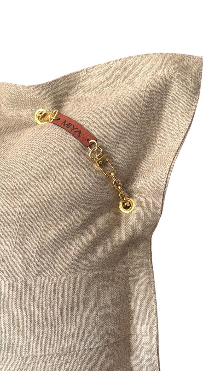Dos du coussin en lin grège avec attache en cuir signature MIYA