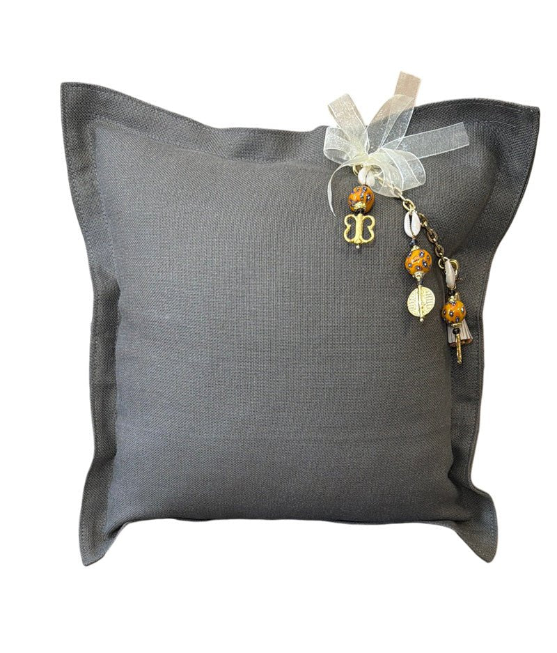 Coussin en lin lourd gris BALI No.66 avec signature MIYA et perles africaines jaunes.