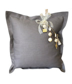 Coussin en lin lourd gris BALI No.67 avec signature MIYA et perles nacrées.