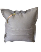 Dos du coussin en lin gris BALI No.67 avec fermeture portefeuille et détail MIYA.