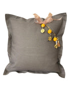 Coussin en lin lourd gris BALI No.68 avec signature MIYA et perles safran.