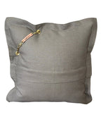 Dos du coussin en lin gris BALI No.68 avec fermeture portefeuille et détail MIYA.