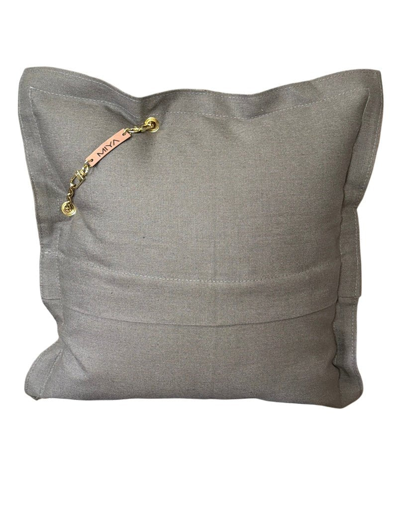 Dos du coussin en lin gris BALI No.68 avec fermeture portefeuille et détail MIYA.