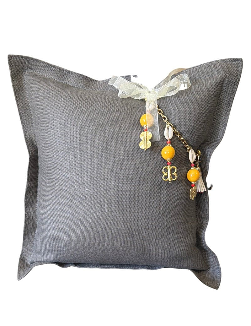 Coussin en lin lourd gris BALI No.69 avec signature MIYA et perles safran.