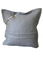 Vue de dos du coussin en lin gris BALI No.69 orné de perles safran et de symboles Ashanti.
