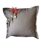 Coussin en lin lourd gris BALI No.70 avec signature MIYA et perles grises.