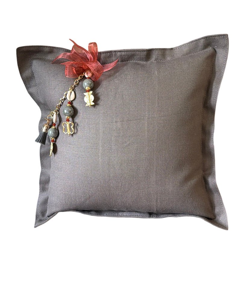 Coussin en lin lourd gris BALI No.70 avec signature MIYA et perles grises.