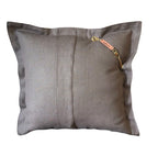 Dos du coussin en lin gris BALI No.70 avec fermeture portefeuille et détail MIYA.