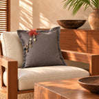 Coussin en lin lourd gris BALI No.70 avec signature MIYA et perles grises dans un salon lumineux