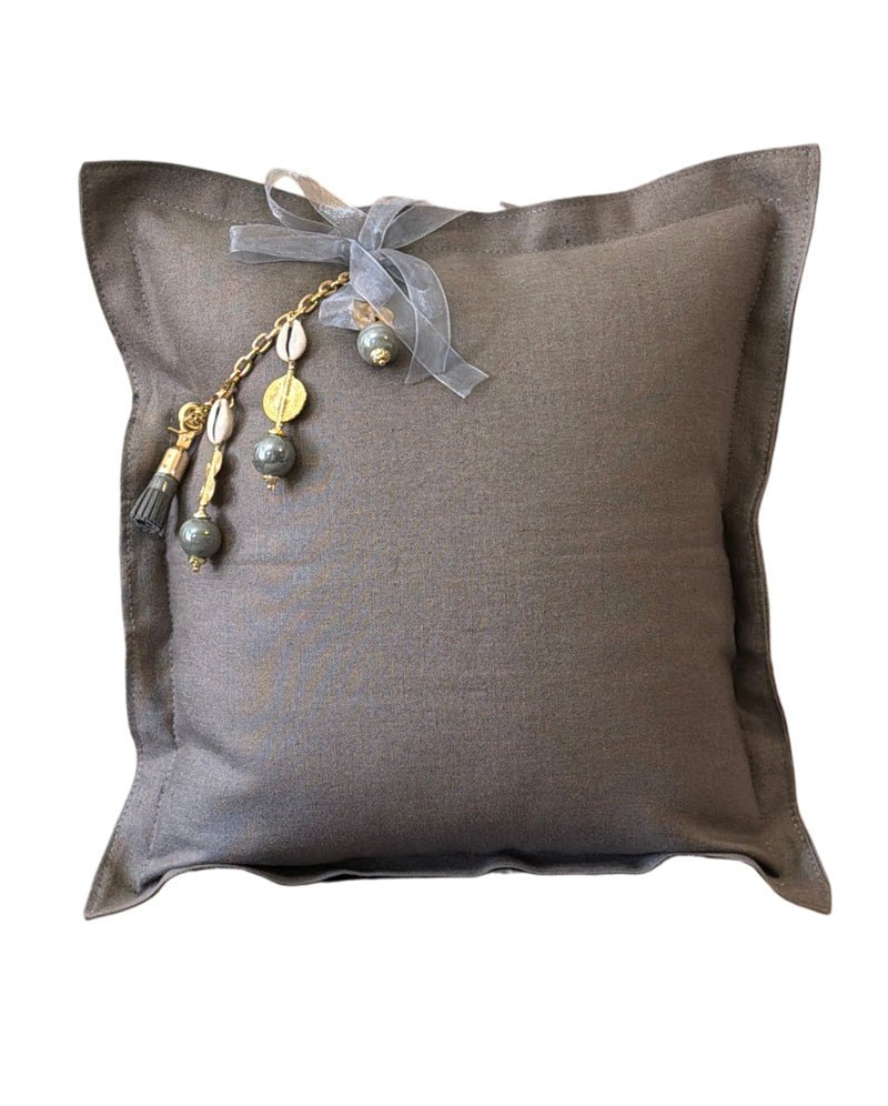 Coussin en lin lourd gris BALI No.70 avec signature MIYA et perles nacrées.