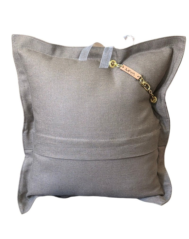 Dos du coussin en lin gris BALI No.70 avec fermeture portefeuille et détail MIYA.