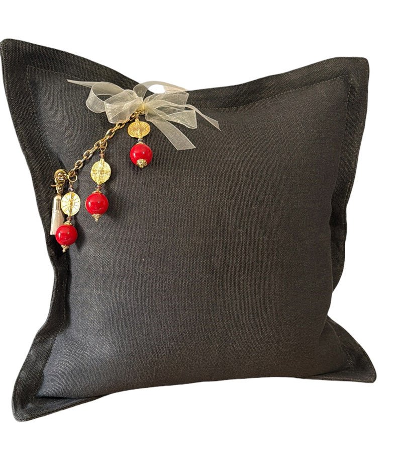 Coussin en lin MIYA vue de face  sur poids Ashanti et grosses perles rouges
