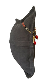 Coussin en lin MIYA vue de profil sur poids Ashanti et grosses perles rouges