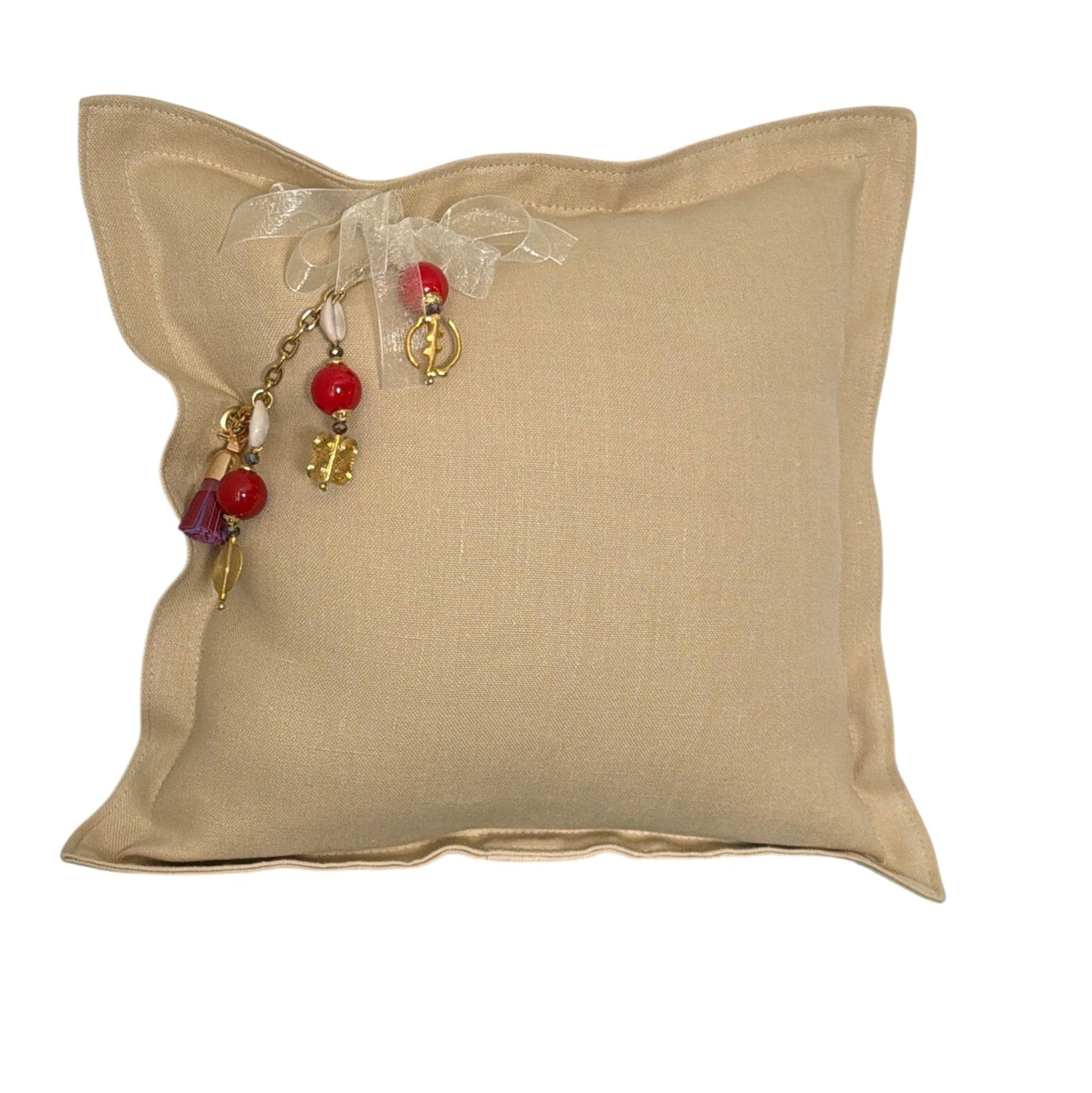 Coussin décoratif en lin lourd khaki 50x50 cm avec pampille artisanale MIYA Zanzibar No.53, perles rouges et poids Ashanti