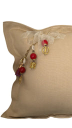 Coussin en lin belge lourd khaki MIYA Zanzibar No.53 avec pampille signature composée de perles rouges et poids Ashanti