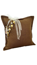 Coussin artisanal en lin brun, pampille signature MIYA ornée de poids Ashanti et de perles
