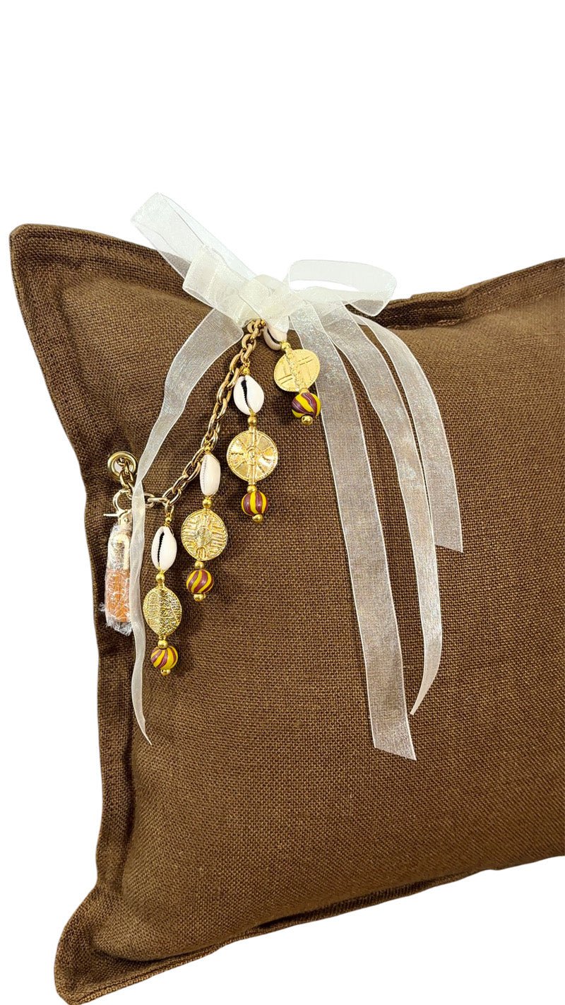 Détail de la pampille signature MIYA ornée de poids Ashanti, de coquillages et de perles