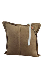 Dos du coussin en lin brun avec couture centrale pampille signature MIYA ornée de poids Ashanti et de perles