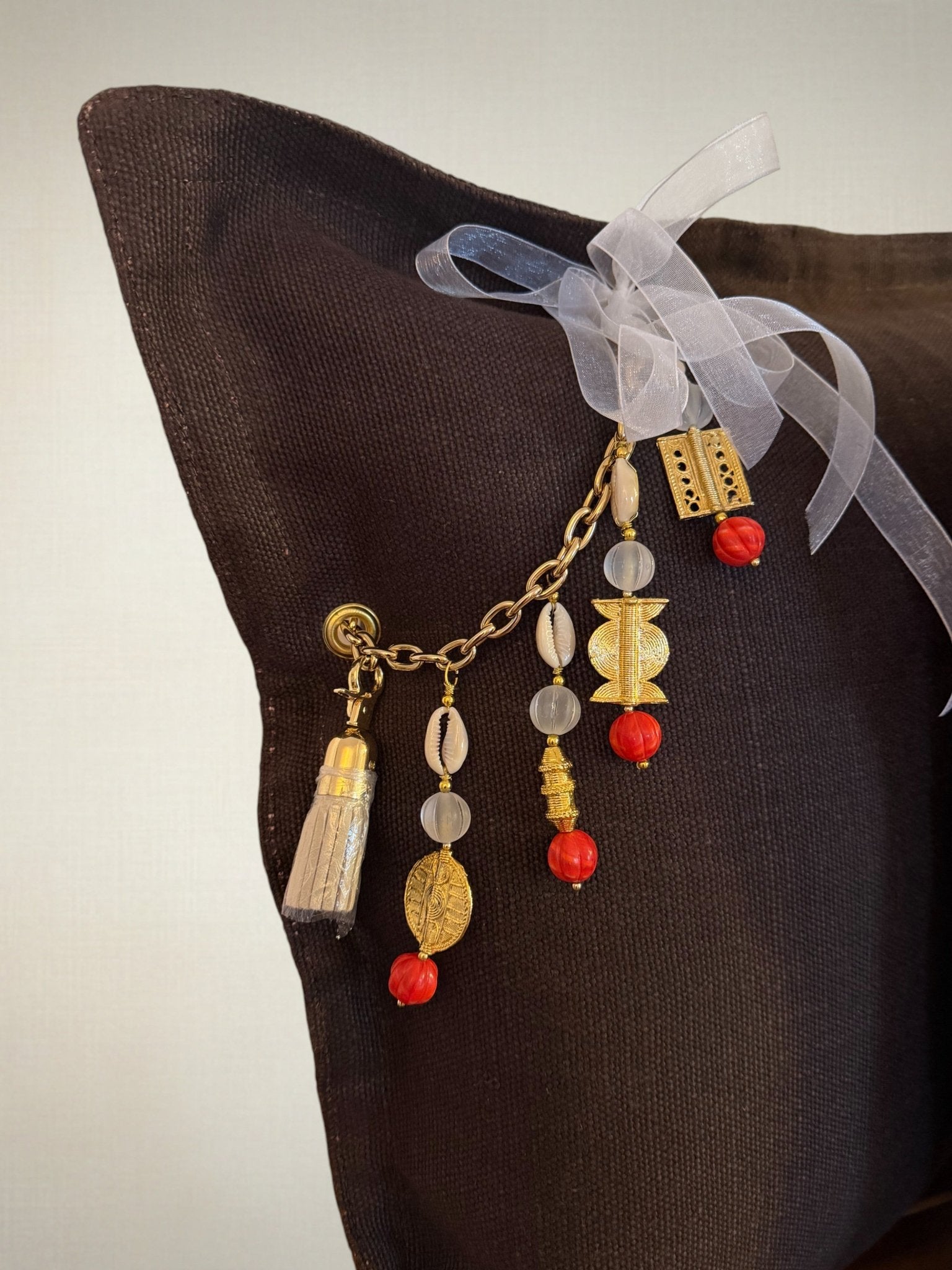 Texture du lin naturel du coussin SIERRA by MIYA, teinte marron chaleureuse et tissage authentique.