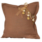 Coussin décoratif MIYA MARRAKECH No.50 en lin lourd moka glacé avec pampille signature composée de perles nacrées, cauris naturels, détails dorés inspirés des poids Ashanti