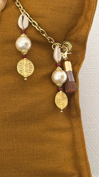 Détail pampille MIYA avec cauris et médaillons dorés