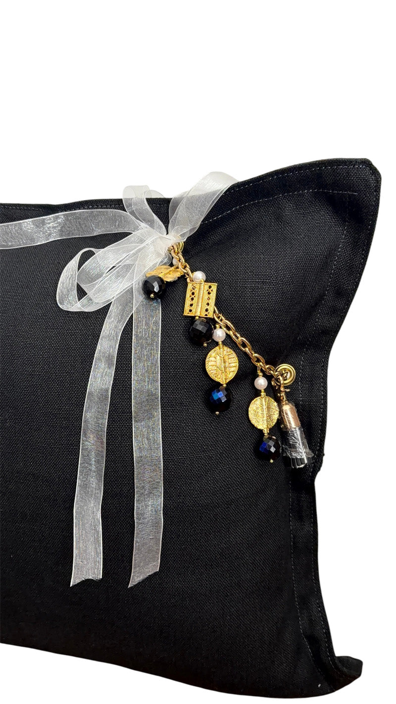 Coussin en lin noir avec pampille composée de poids Ashanti, perles et ruban ivoire, détail artisanal élégant – MIYA