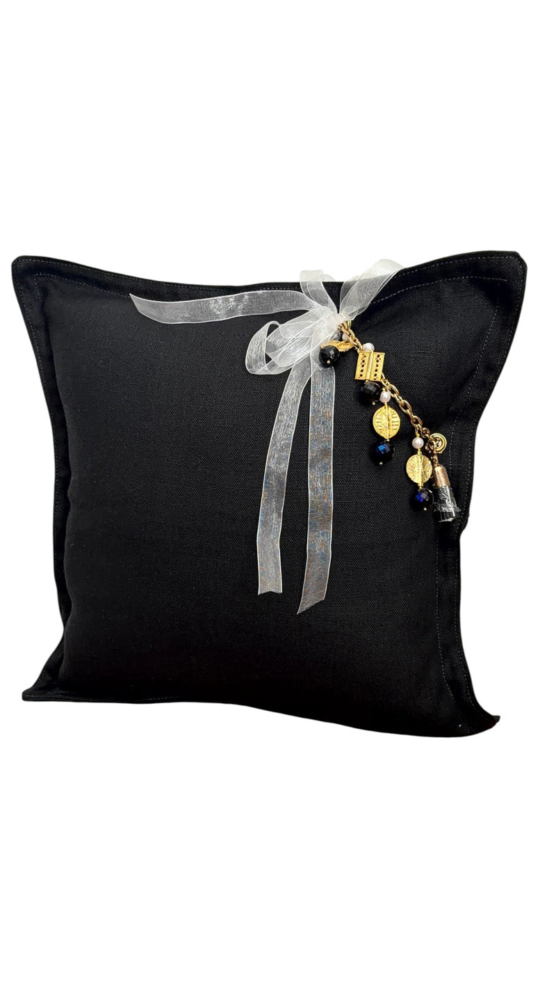Coussin décoratif en lin noir avec pampille composée de poids Ashanti , perles et ruban ivoire, style contemporain – MIYA