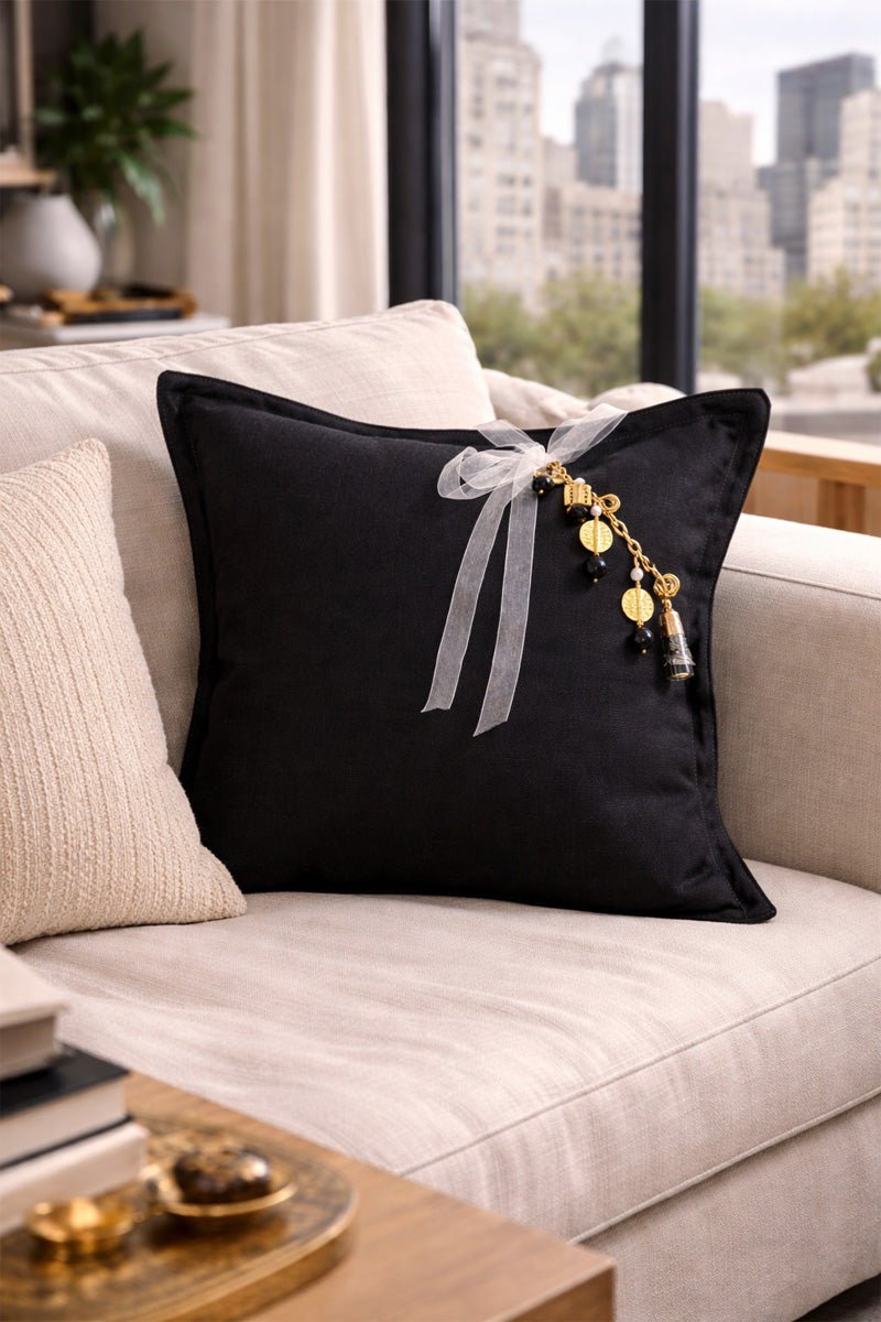 Coussin en lin noir avec pampille composée de poids Ashanti et perles dans un appartement moderne à Manhattan. MIYA
