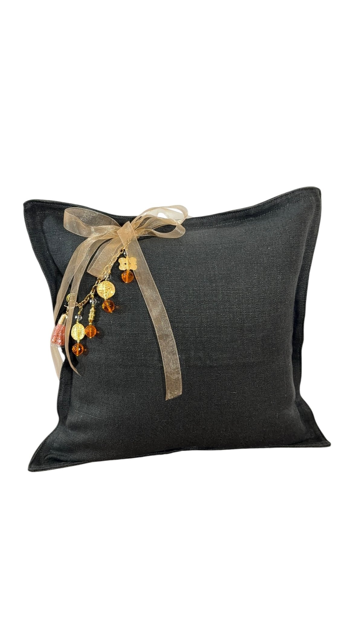 Coussin en lin MIYA anthracite avec pampille signature ornée de poids Ashanti et perles, vue de face