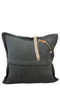Dos du coussin en lin MIYA anthracite avec pampille signature ornée de poids Ashanti et perles