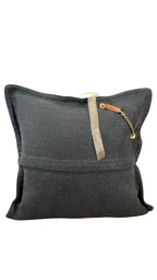 Dos du coussin en lin MIYA anthracite avec pampille signature ornée de poids Ashanti et perles