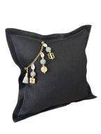 Coussin en lin lourd noir NEGRIL No.101 avec perles africaines grises et poids Ashanti MIYA