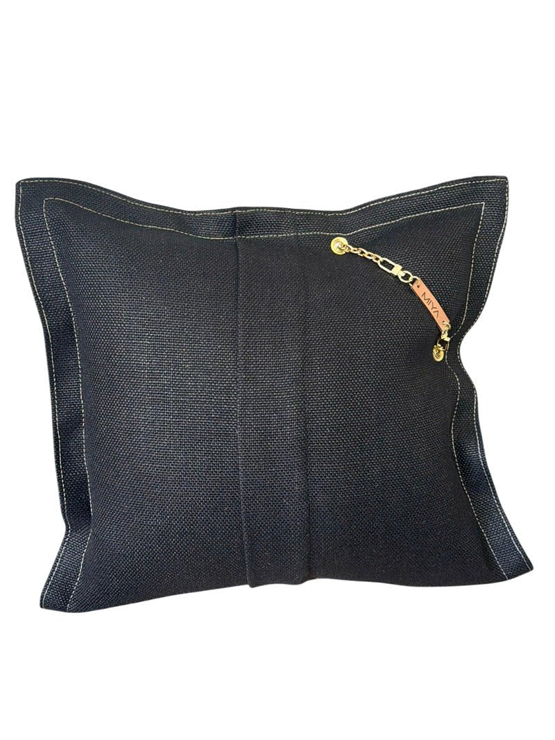 Dos du coussin en lin lourd noir NEGRIL No.101 avec fermeture portefeuille et étiquette MIYA en cuir