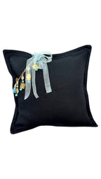 Coussin lin noir avec pampille signature ornée de poids Ashanti et perles – MIYA