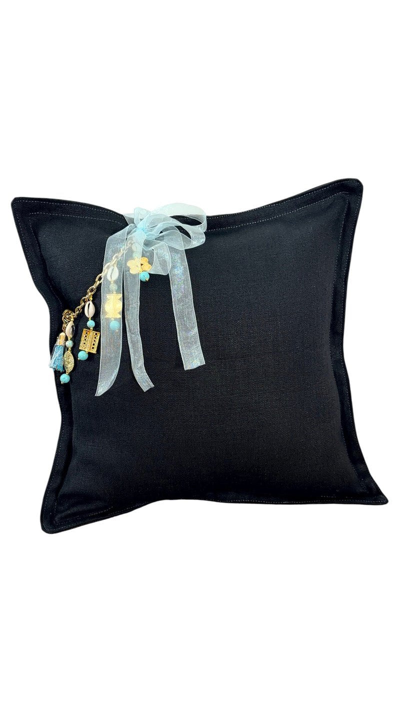 Coussin lin noir avec pampille signature ornée de poids Ashanti et perles – MIYA