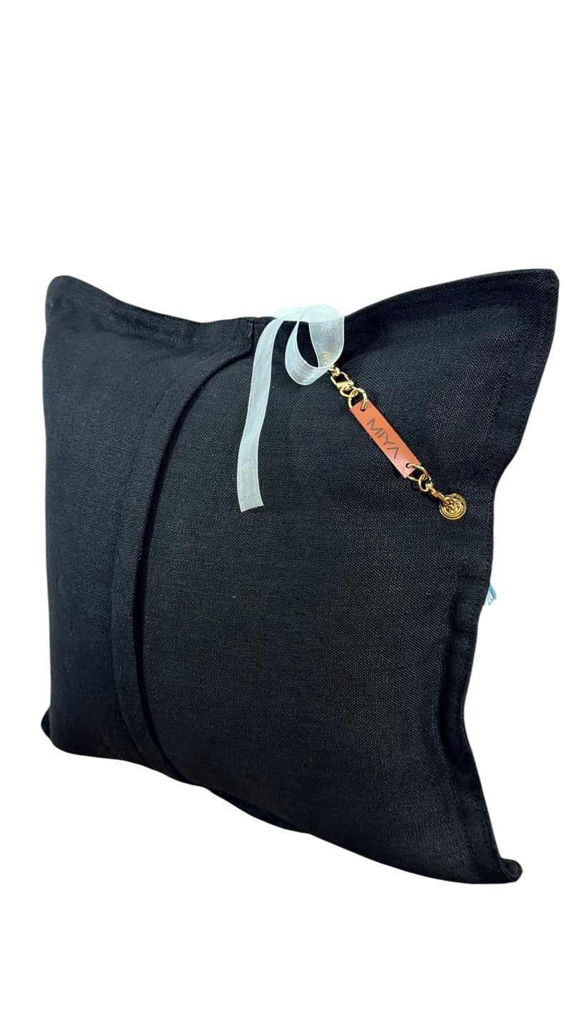 Détail coussin lin noir avec signature cuir MIYA et pampille signature – MIYA